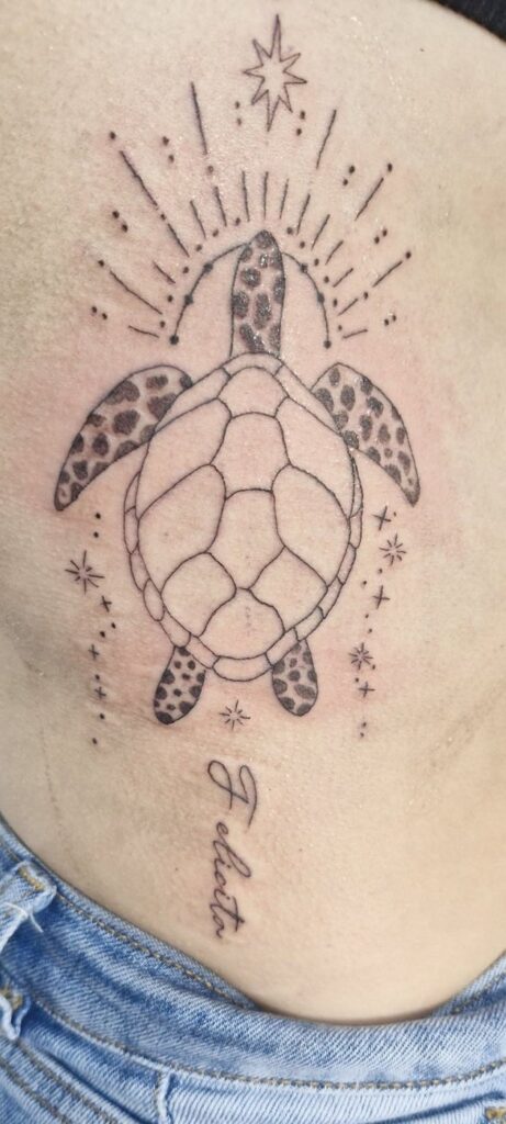 Tattoo von Rummel Art Verden – Fineline Schildkroete & Ornamente – Ruecken