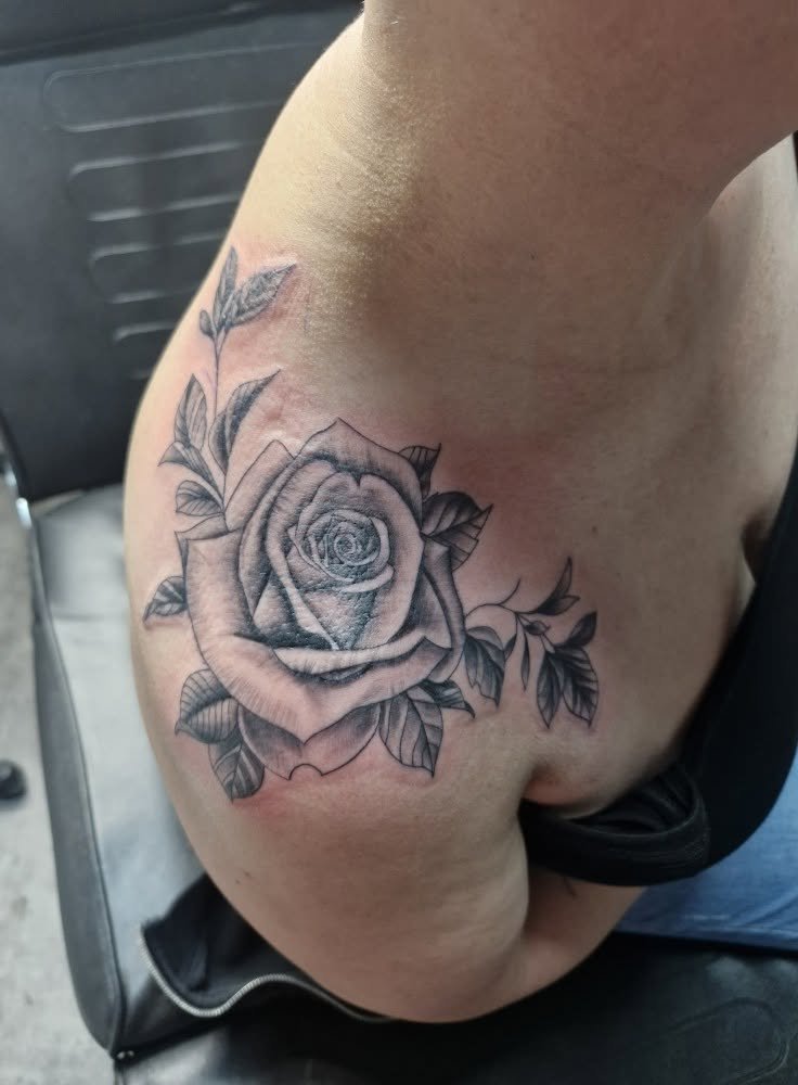 Tattoo von Rummel Art Verden – Black & Grey Rose – Ellenbogen