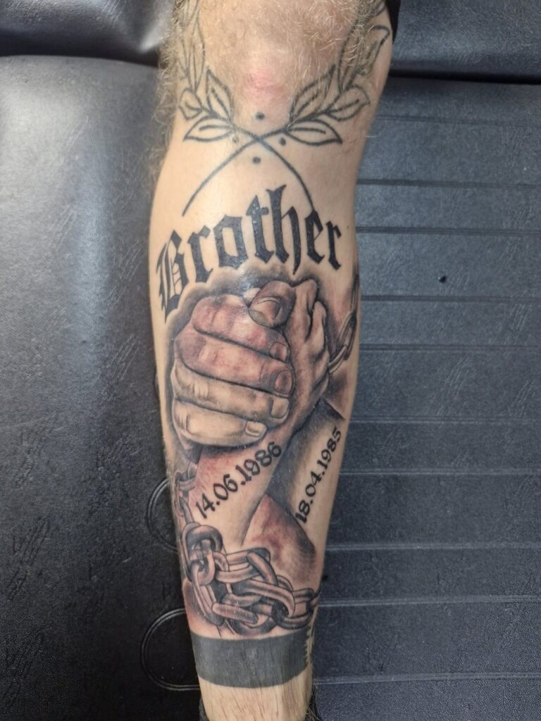 Tattoo von Rummel Art Verden – Black & Grey Schriftzug Brother – Arm
