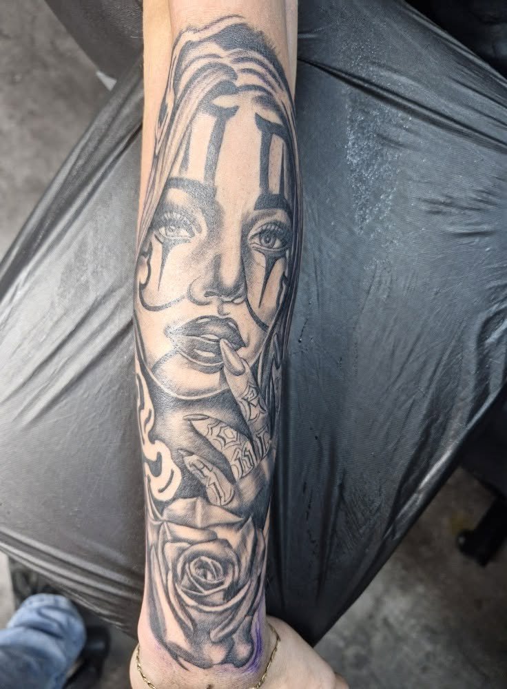 Tattoo von Rummel Art Verden – Realistic Frauenportrait mit Rose – Sleeve