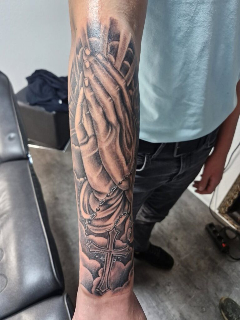 Tattoo von Rummel Art Verden – Black & Grey betende Haende – Sleeve