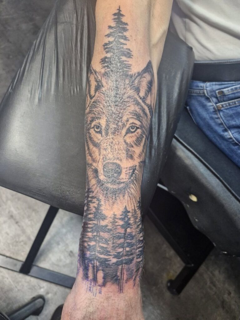 Tattoo von Rummel Art Verden – Realistic Wolf im Wald – Sleeve