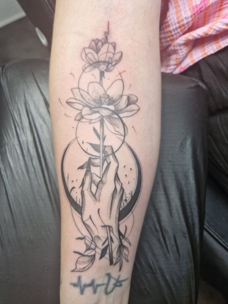 Tattoo von Rummel Art Verden – Fineline Blume & Traumfaenger – Knie