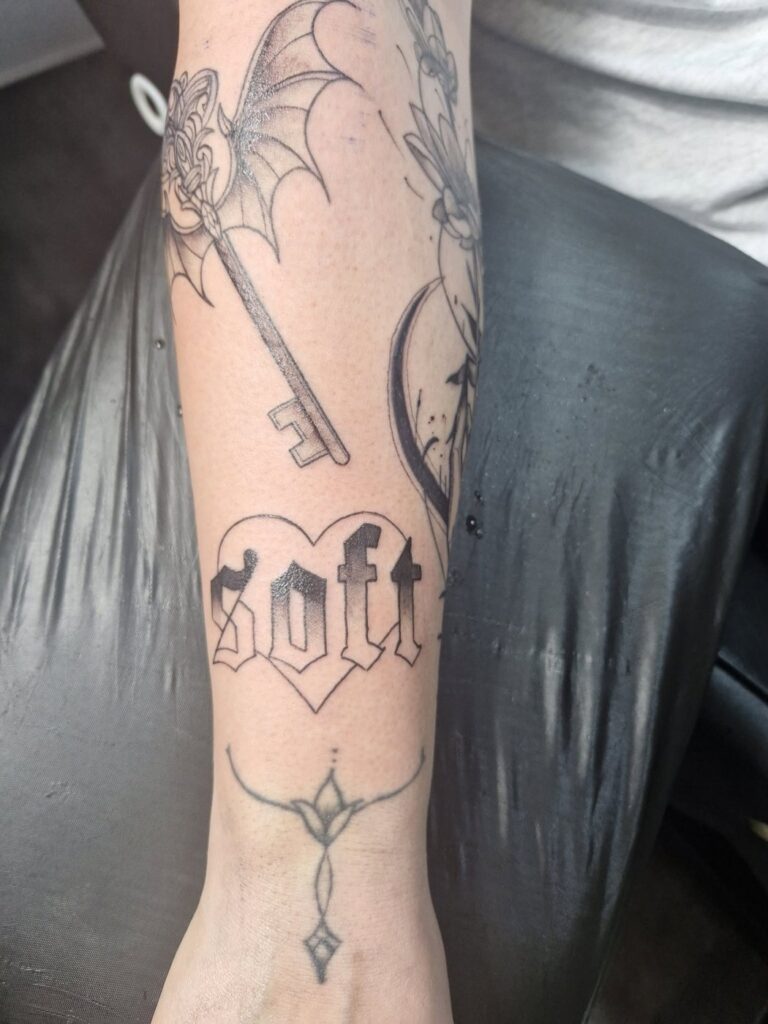 Tattoo von Rummel Art Verden – Black & Grey Dolch mit Fluegeln – Arm