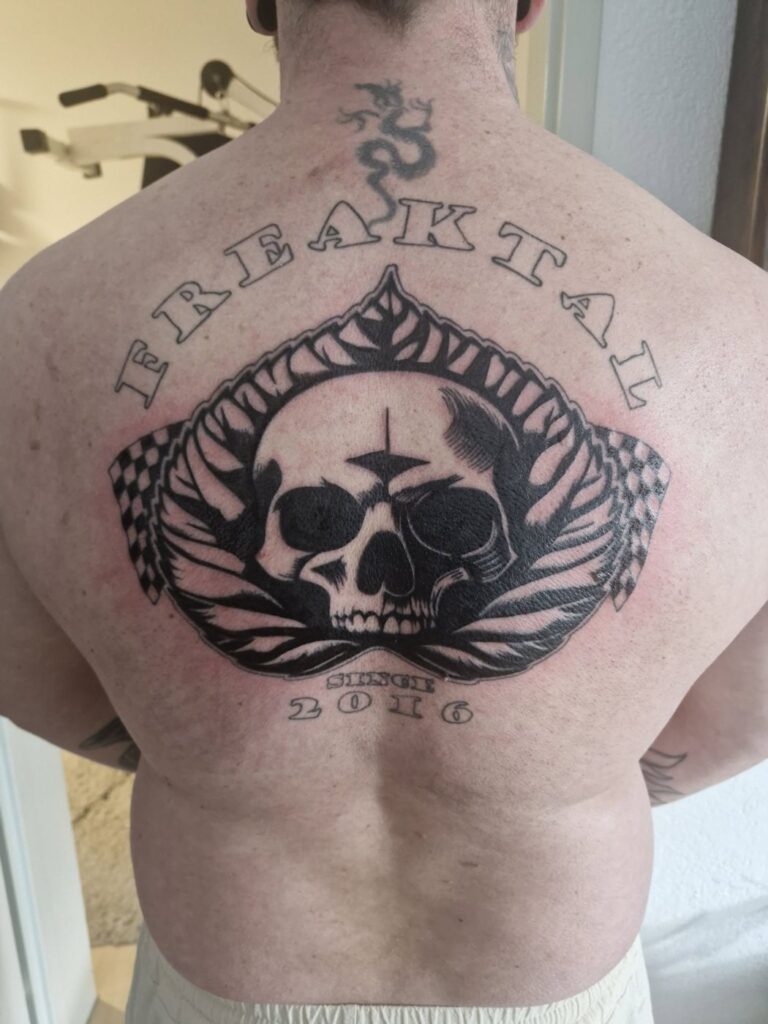 Tattoo von Rummel Art Verden – Black & Grey Totenkopf – Ruecken