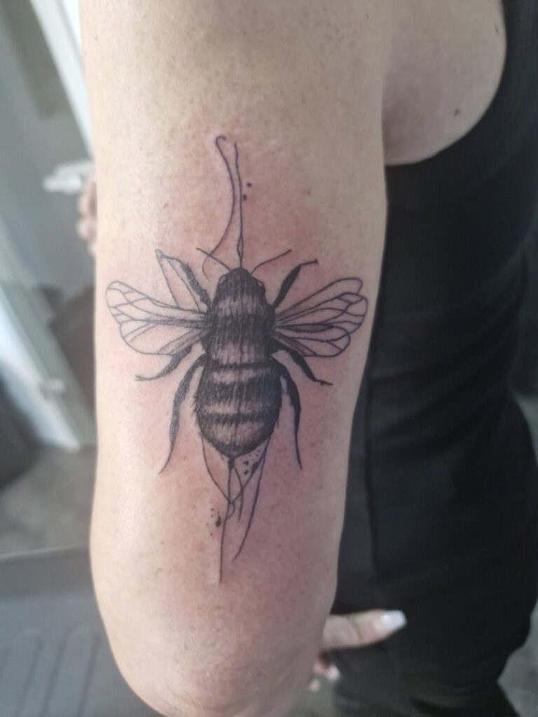 Tattoo von Rummel Art Verden – Fineline Biene – Bauch