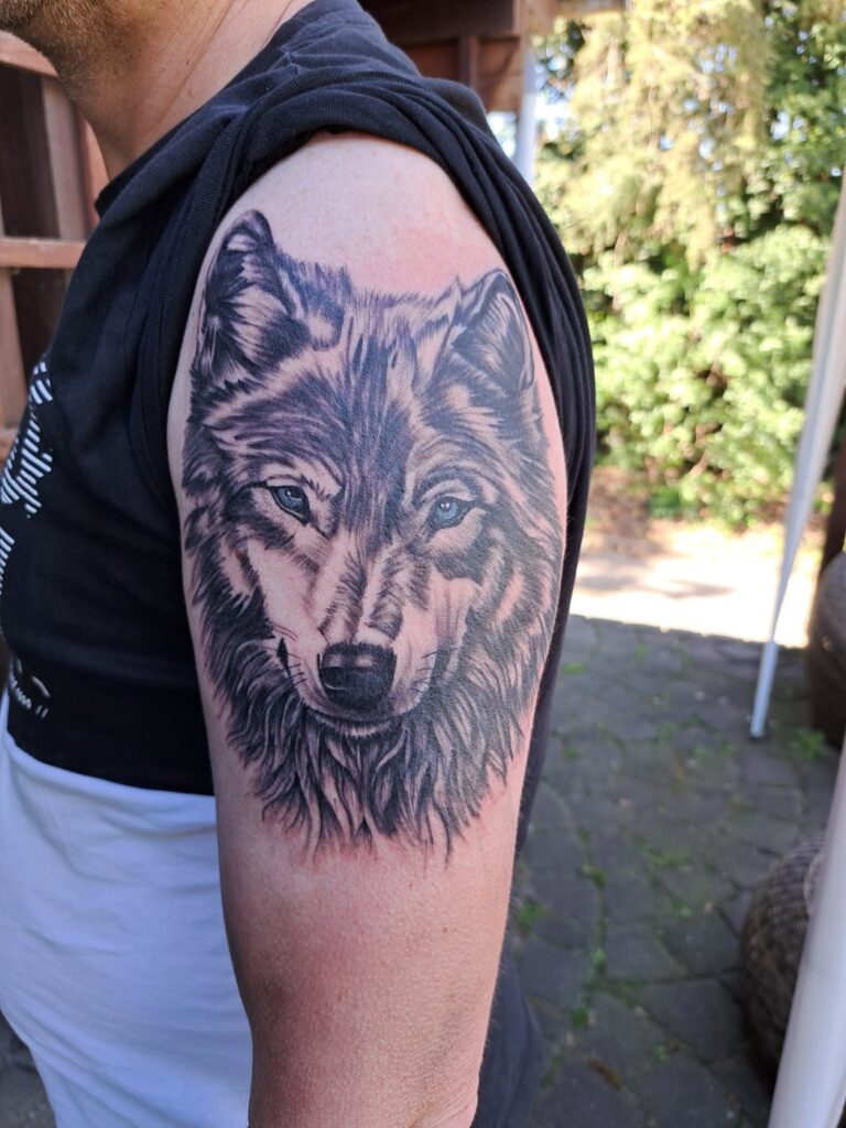 Tattoo von Rummel Art Verden – Realistic Wolf – Oberarm