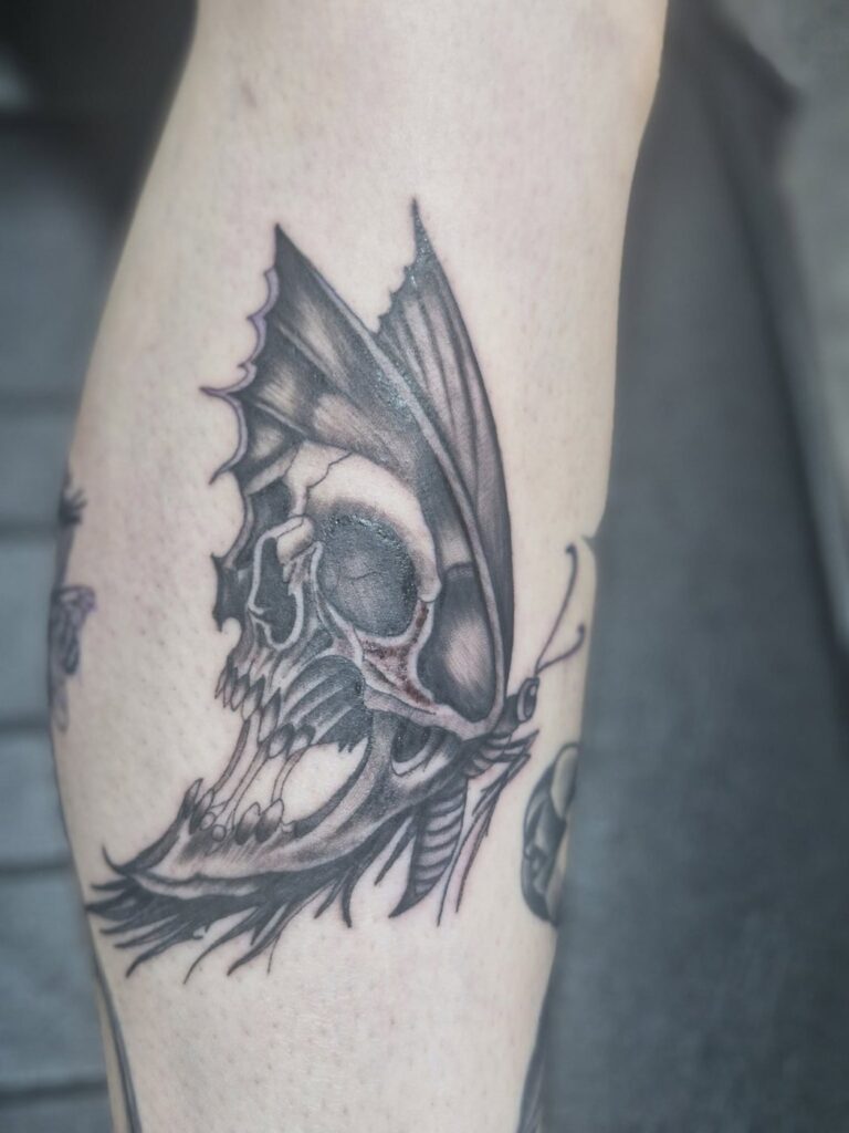 Tattoo von Rummel Art Verden – Black & Grey Fledermaus-Schaedel – Arm