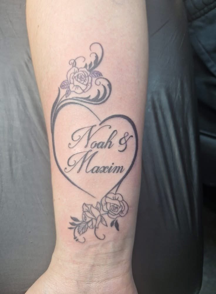 Tattoo von Rummel Art Verden – Custom Herz Noah & Maxim – Schriftzug