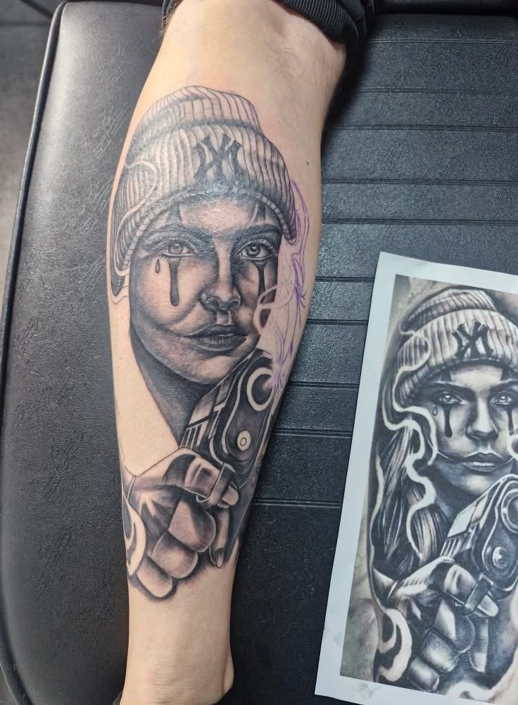 Tattoo von Rummel Art Verden – Realistic Frauengesicht & Mond – Arm