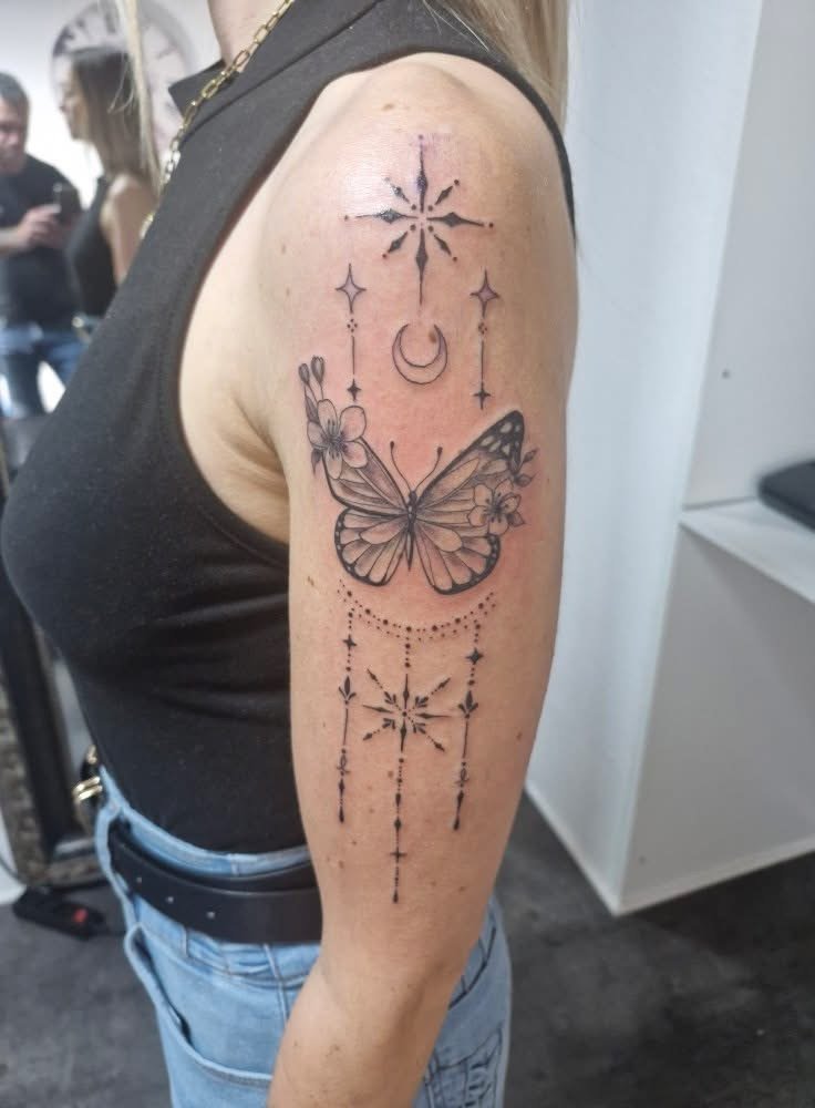 Tattoo von Rummel Art Verden – Fineline Mond & Schmetterling – Arm