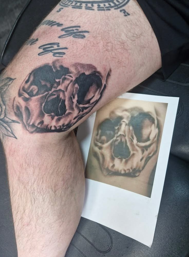 Tattoo von Rummel Art Verden – Black & Grey Totenkopf – Knie