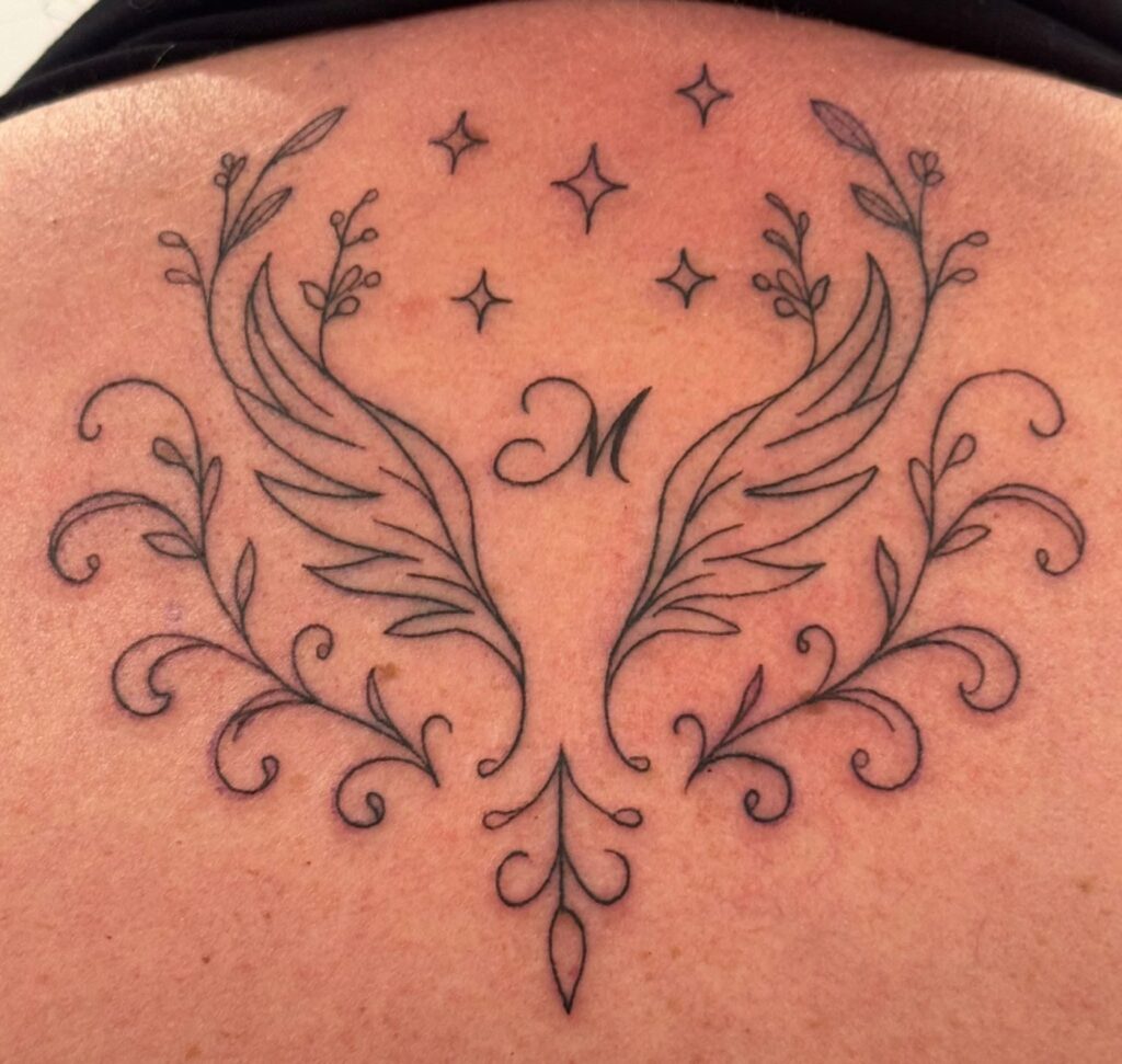 Tattoo von Rummel Art Verden – Fineline Initiale M – Sternum