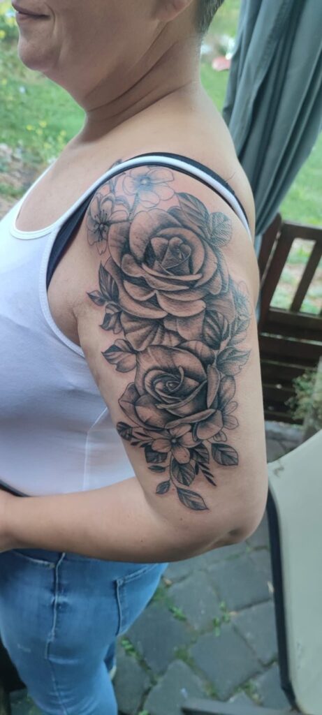 Tattoo von Rummel Art Verden – Black & Grey Rosen – Arm