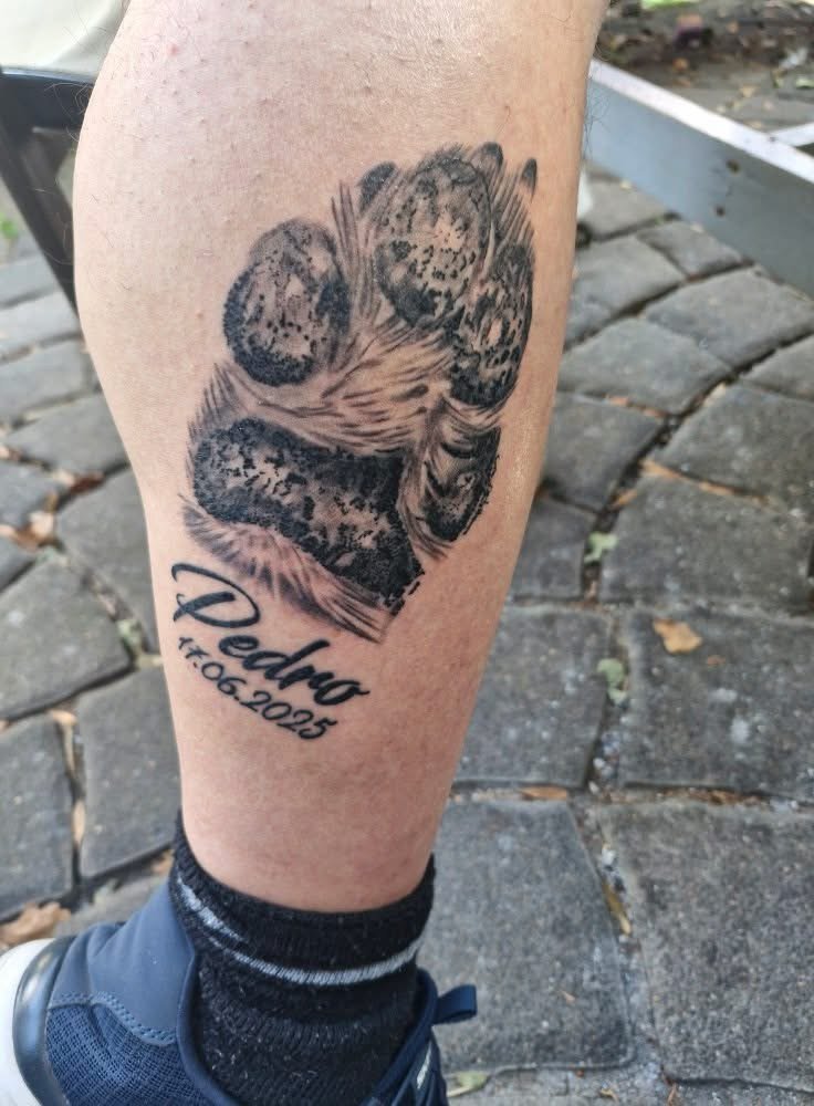 Tattoo von Rummel Art Verden – Black & Grey Ornament & Schriftzug – Knie