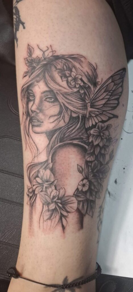 Tattoo von Rummel Art Verden – Realistic Frauenportrait mit Blueten – Arm