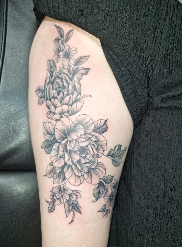 Tattoo von Rummel Art Verden – Black & Grey Rosen & Ornamente – Arm