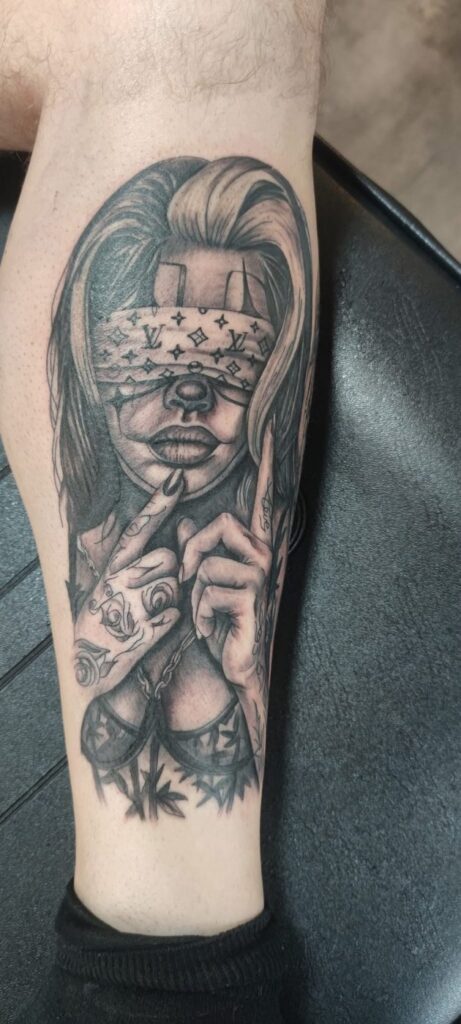 Tattoo von Rummel Art Verden – Black & Grey Ornamentik – Hand
