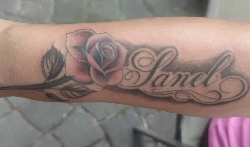 Tattoo von Rummel Art Verden – Custom Rosen mit Schriftzug – Arm