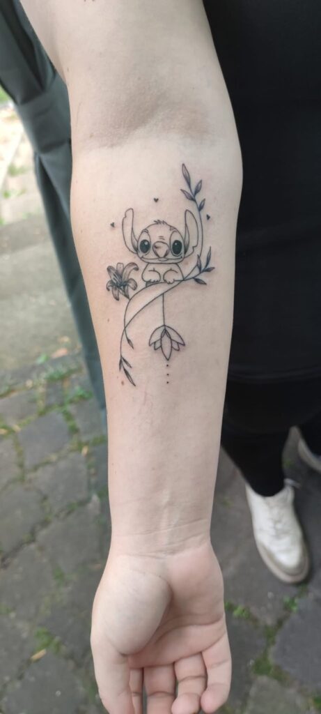 Tattoo von Rummel Art Verden – Fineline Blueten – Knoechel