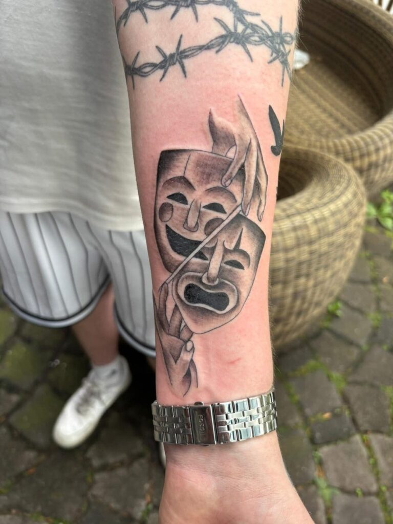 Tattoo von Rummel Art Verden – Black & Grey Theatermasken – Unterarm