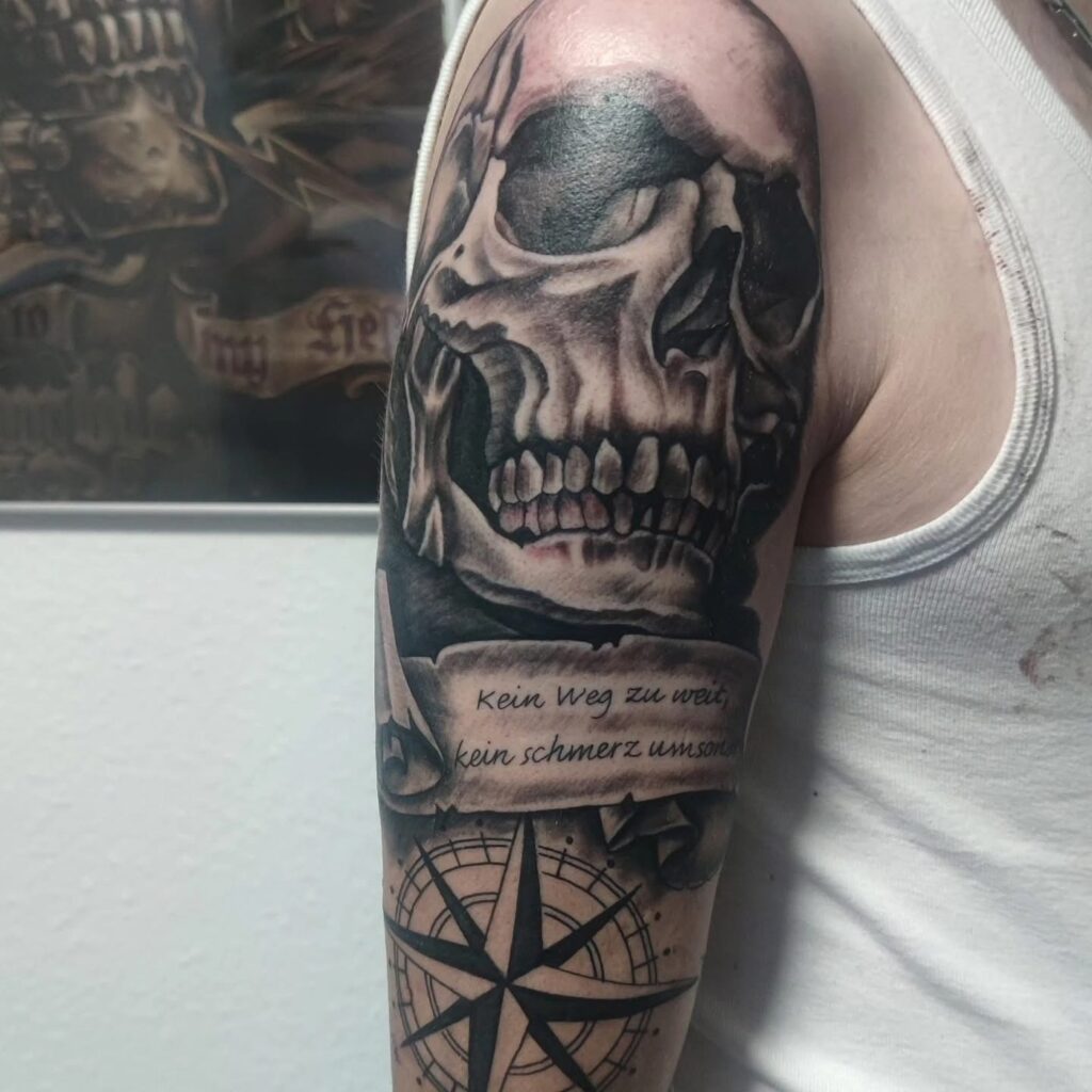 Tattoo von Rummel Art Verden – Black & Grey Totenkopf & Kompass – Sleeve