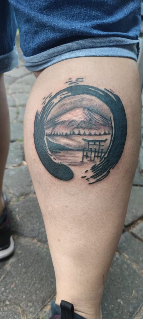 Tattoo von Rummel Art Verden – Black & Grey Globus – Oberschenkel