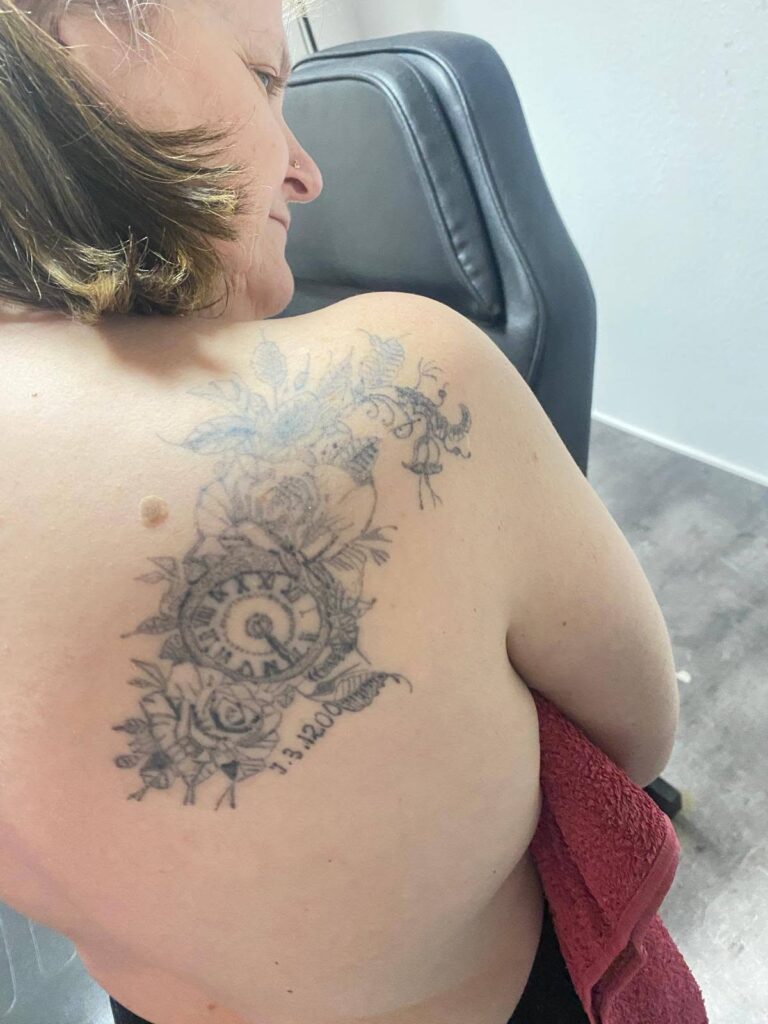 Cover-Up Vorher/Nachher – altes Uhr- und Rosen-Motiv überdeckt mit einer Lilie in Black & Grey, Rummel Art Verden (Aller) – vorher